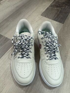 Men's Low-Top Sneakers in Off-White with Black-Pattern Laces